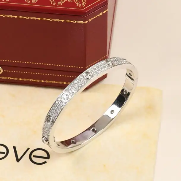 Bracelet Cartier Love or blanc 18K pavé diamants — taille 16 état neuf, écrin complet