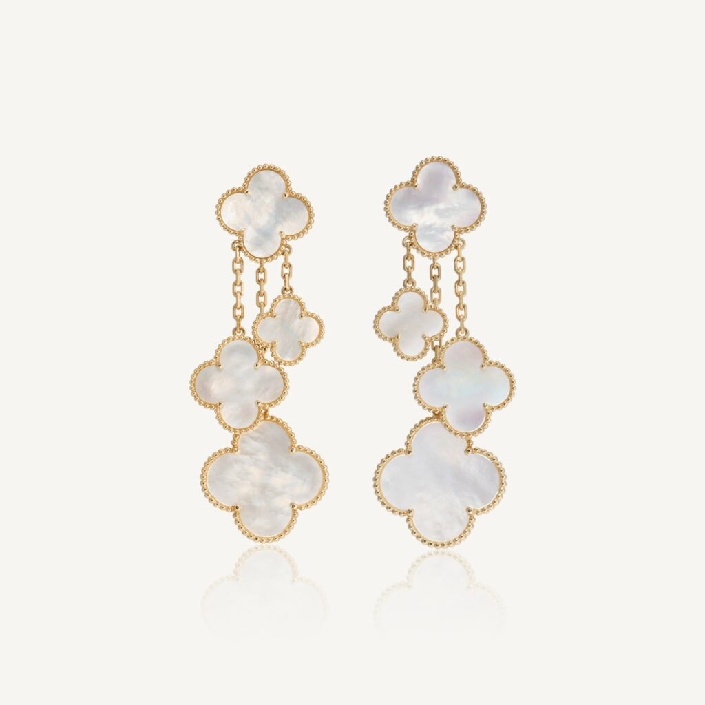 Collier Alhambra Van Cleef & Arpels en or et nacre, motif trèfle iconique