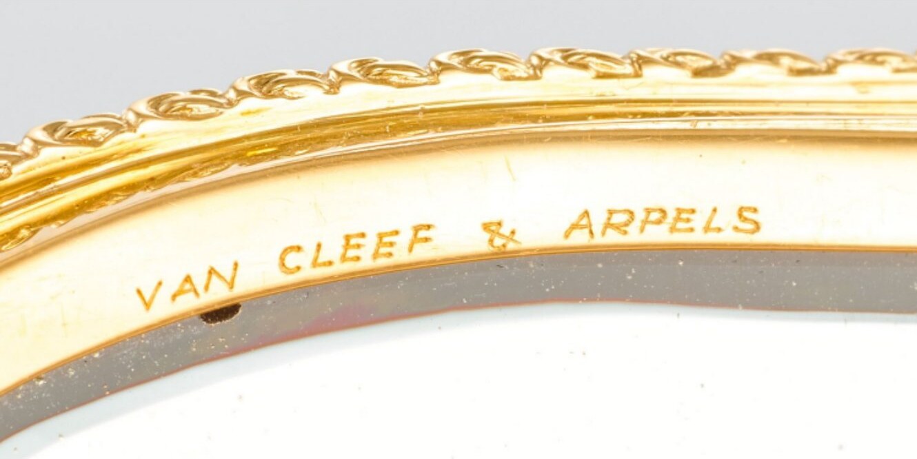 Bijou Van Cleef & Arpels - signature « VAN CLEEF & ARPELS » gravée en toutes lettres